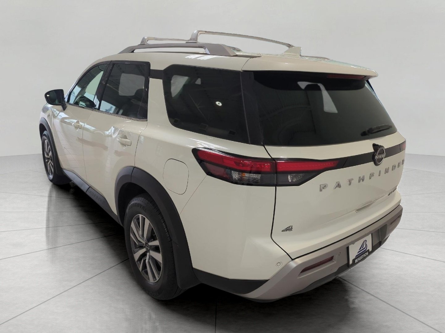 Used 2023 Nissan Pathfinder SL AWD/4WD image 33