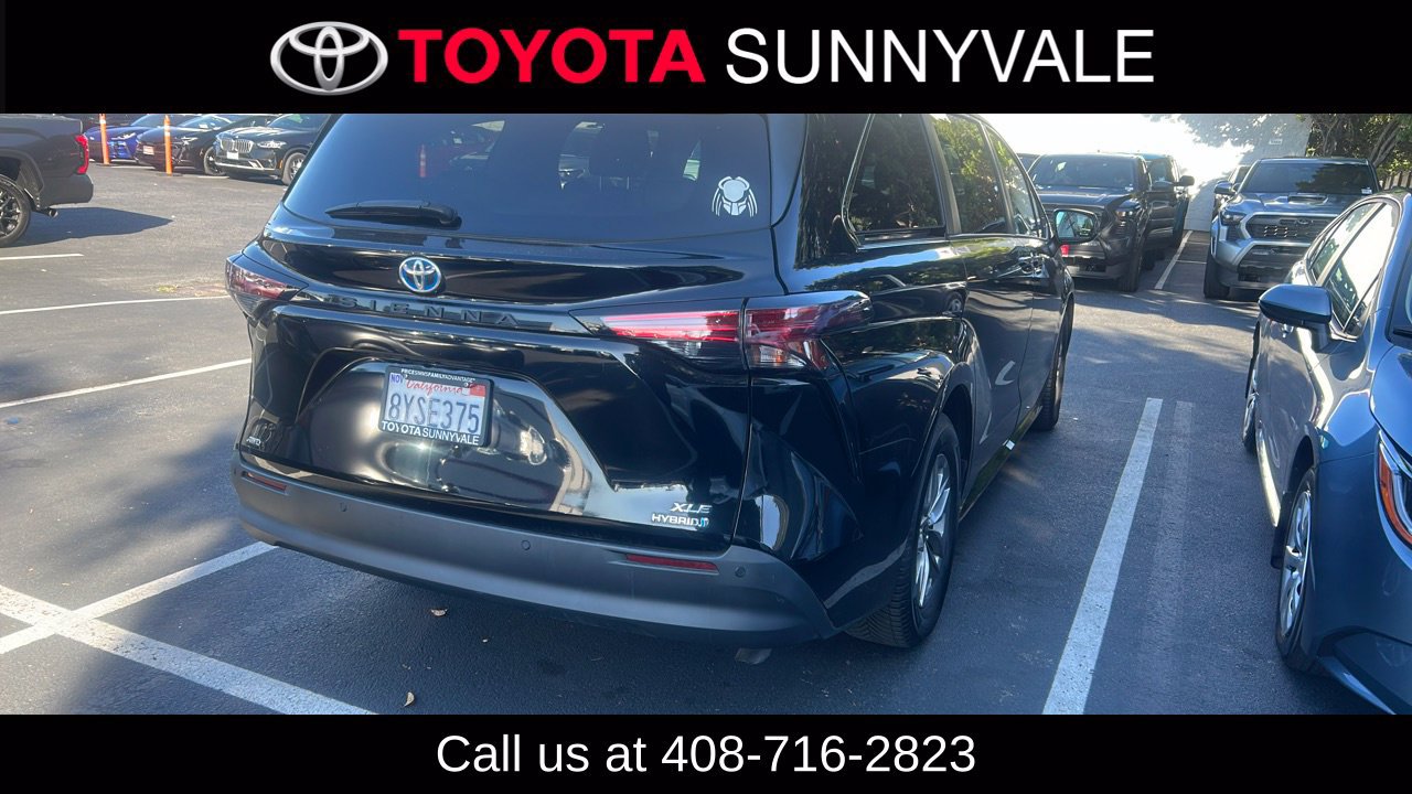 Used 2022 Toyota Sienna XLE AWD/4WD image 2