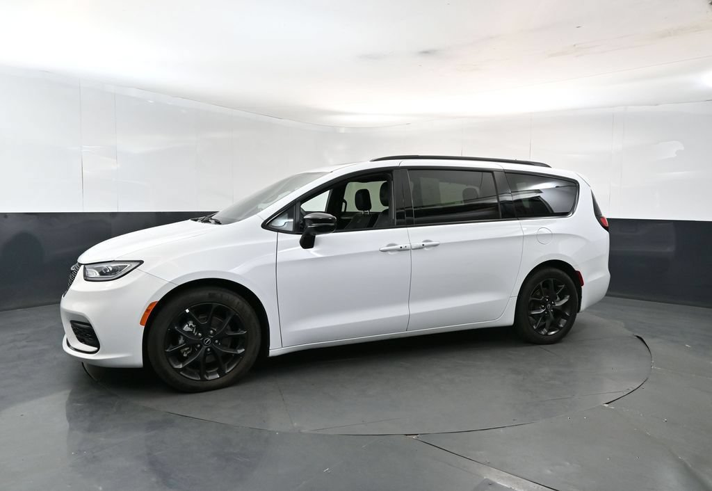 Used 2025 Chrysler Pacifica Limited FWD image 2
