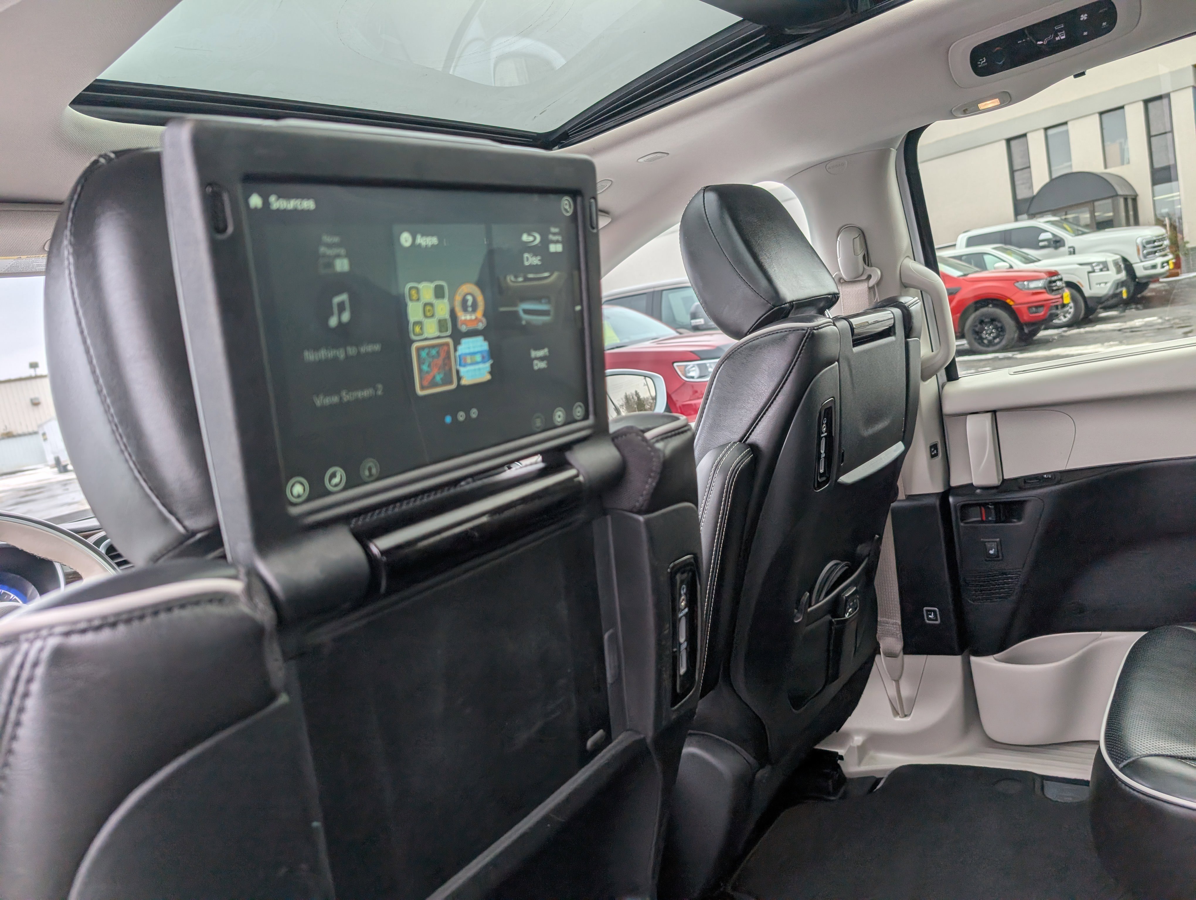 Used 2021 Chrysler Pacifica Limited w/ Uconnect Theater Family Group image 28