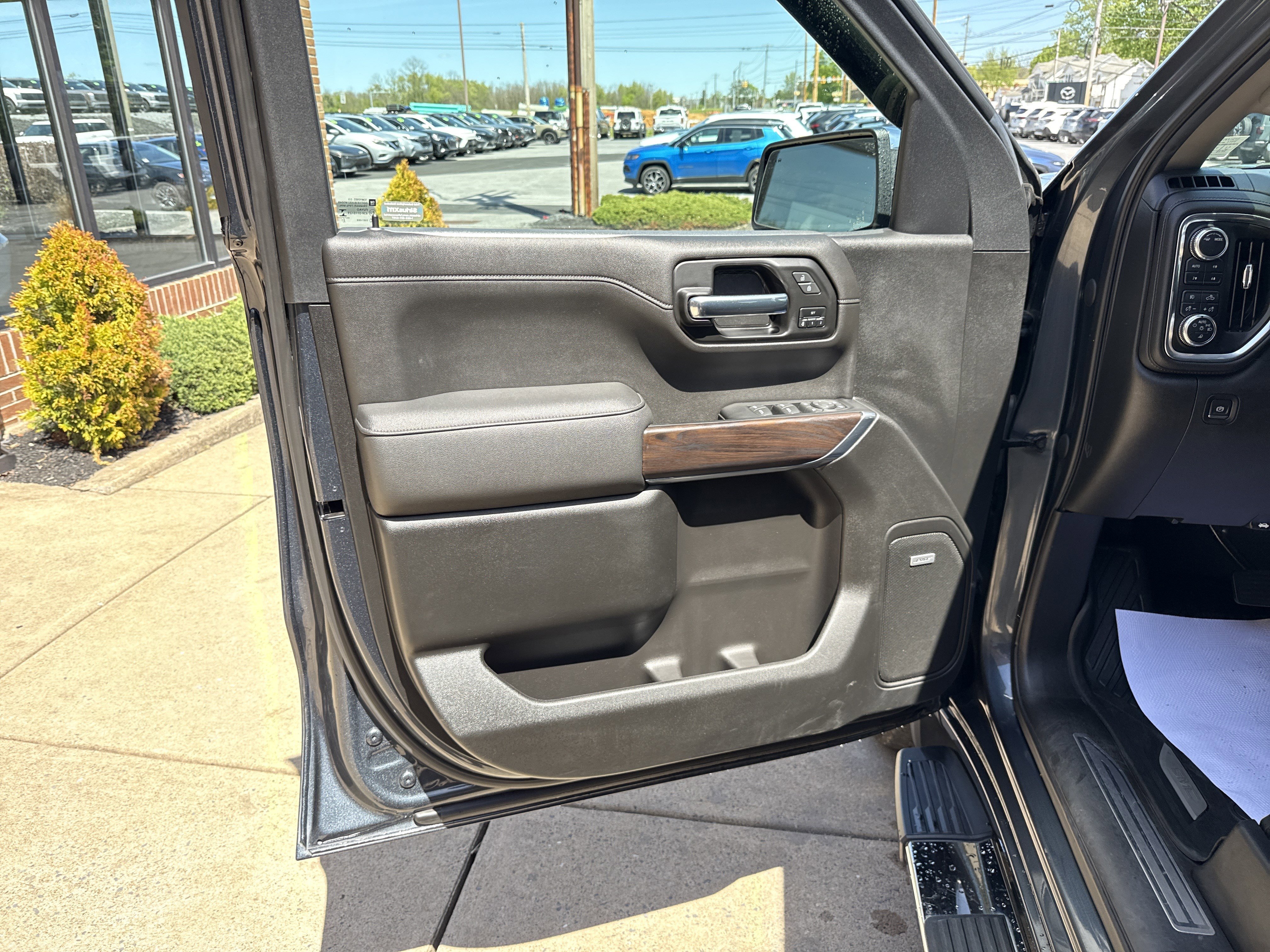 Used 2022 GMC Sierra 1500 SLT w/ SLT Premium Plus Package AWD/4WD image 15