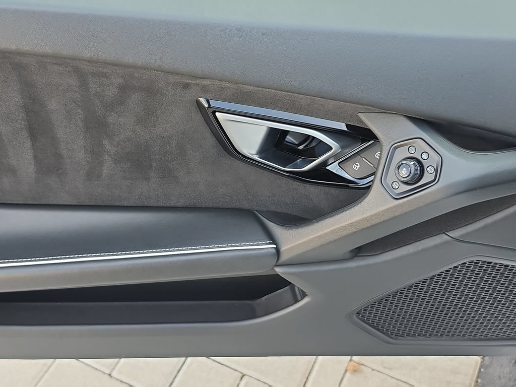 Used 2021 Lamborghini Huracan EVO RWD image 10