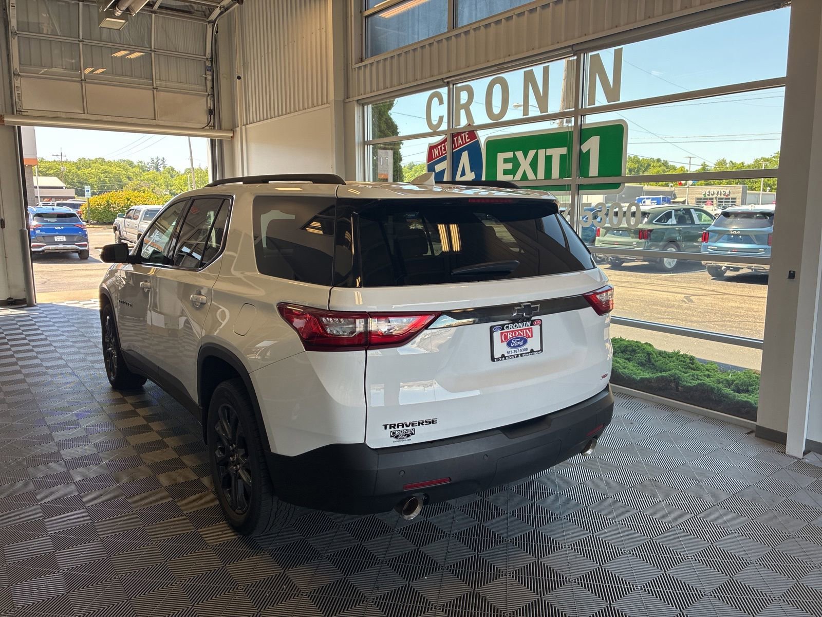 Used 2021 Chevrolet Traverse RS w/ LPO, Floor Liner Package FWD image 4