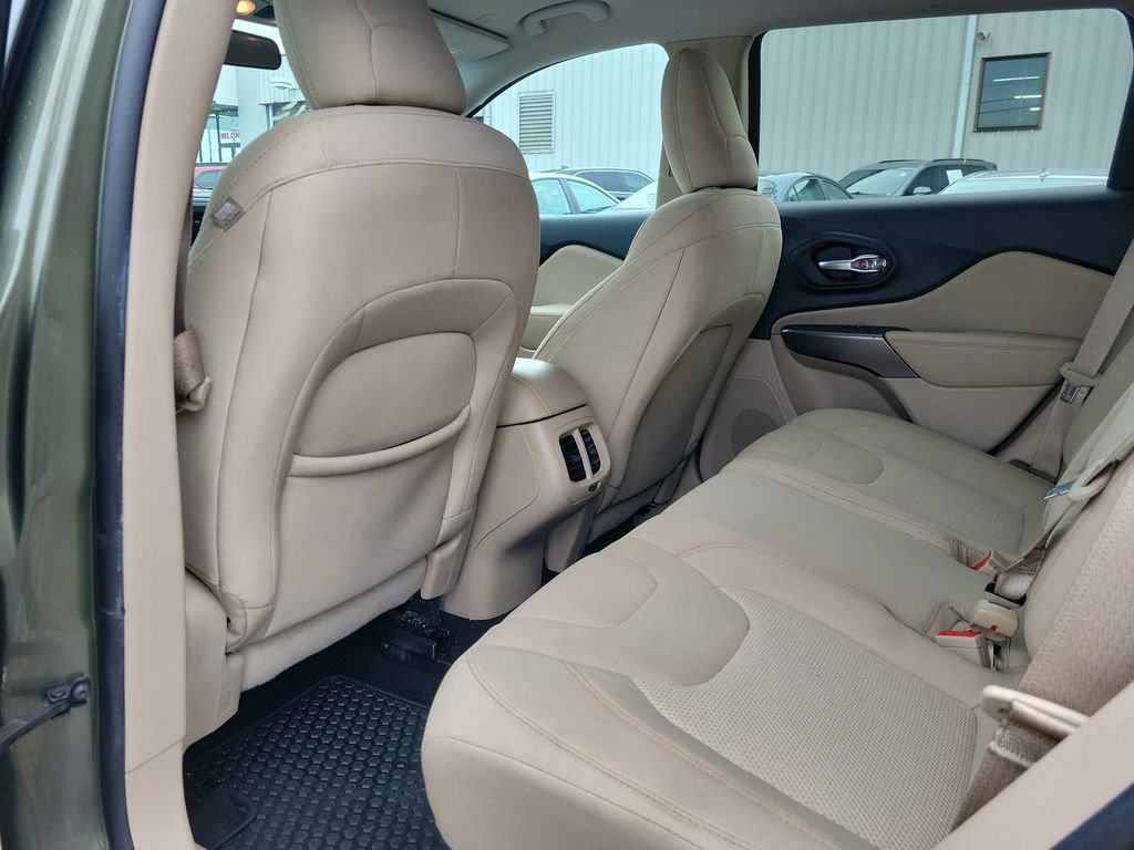 Used 2020 Jeep Cherokee Latitude w/ Cold Weather Group AWD/4WD image 16
