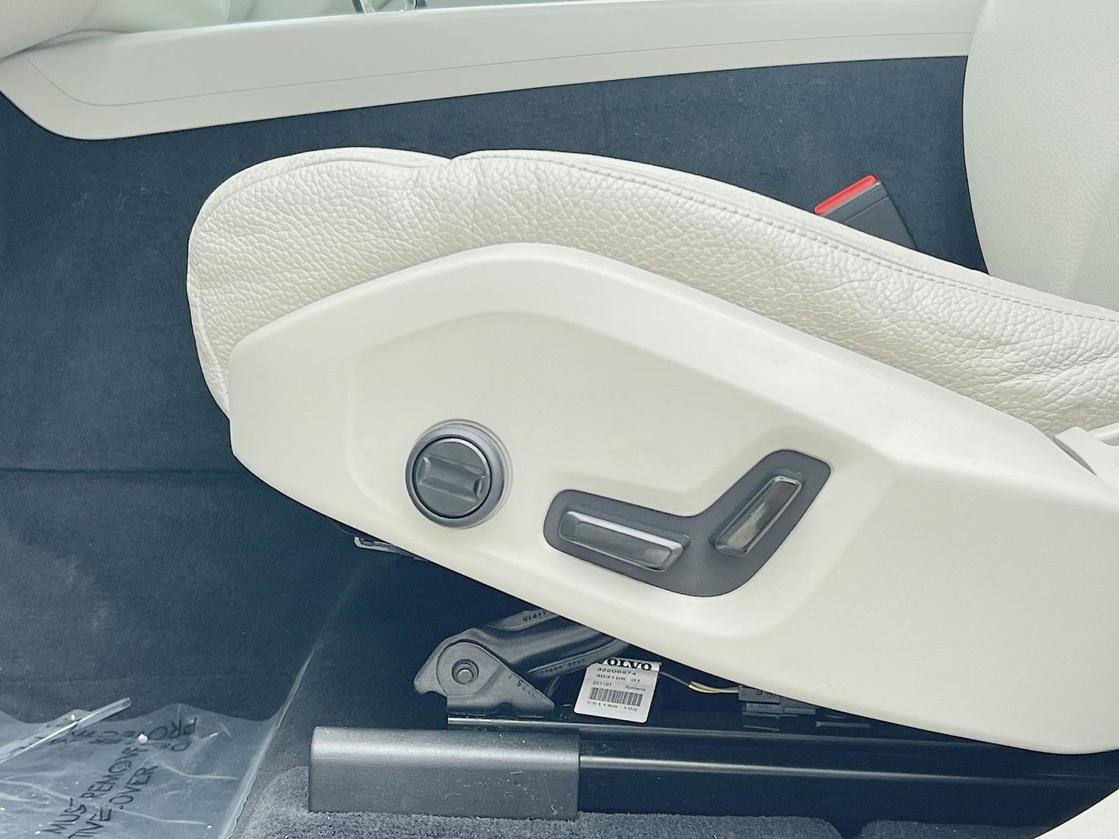 Certified 2023 Volvo XC60 B5 Plus w/ Climate Package image 14