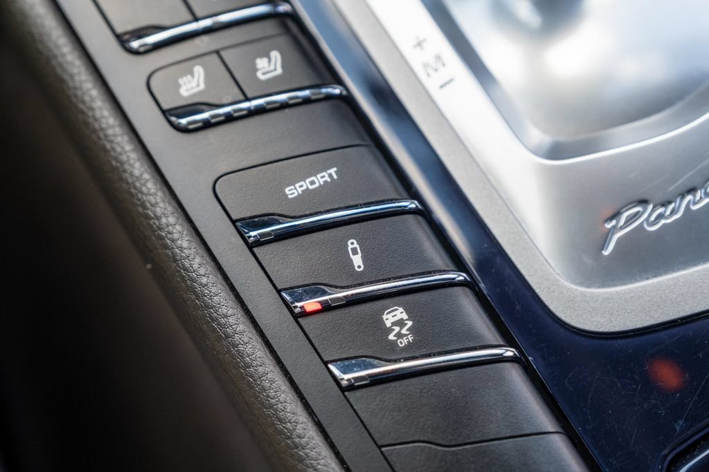 Used 2016 Porsche Panamera RWD image 25
