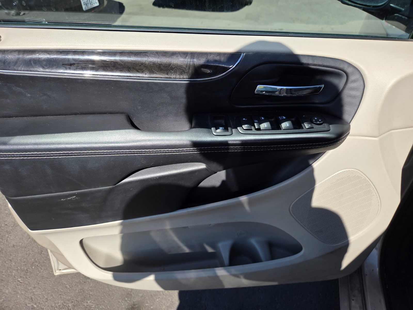 Used 2014 Chrysler Town & Country Touring w/ Driver Convenience Group FWD image 7