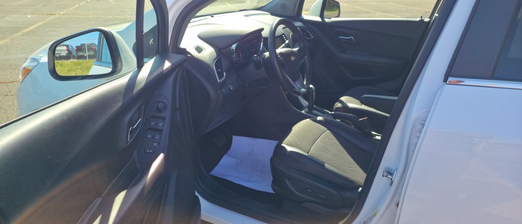 Used 2020 Chevrolet Trax LT w/ LT Convenience Package FWD image 17