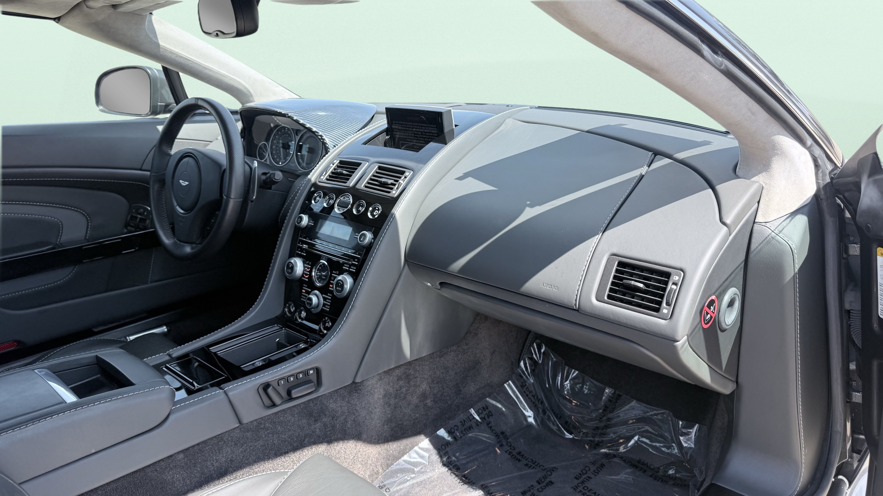 Used 2015 Aston Martin V12 Vantage S RWD image 28