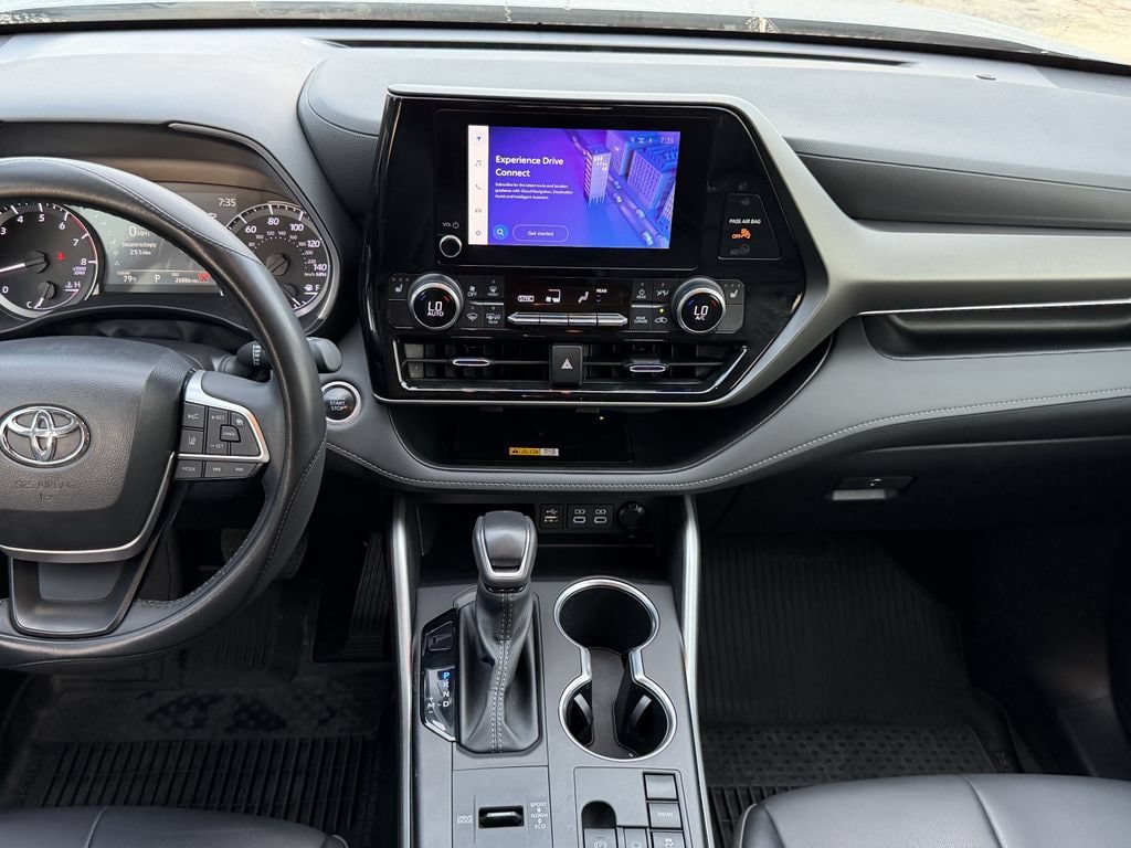 Used 2024 Toyota Highlander XLE FWD image 14