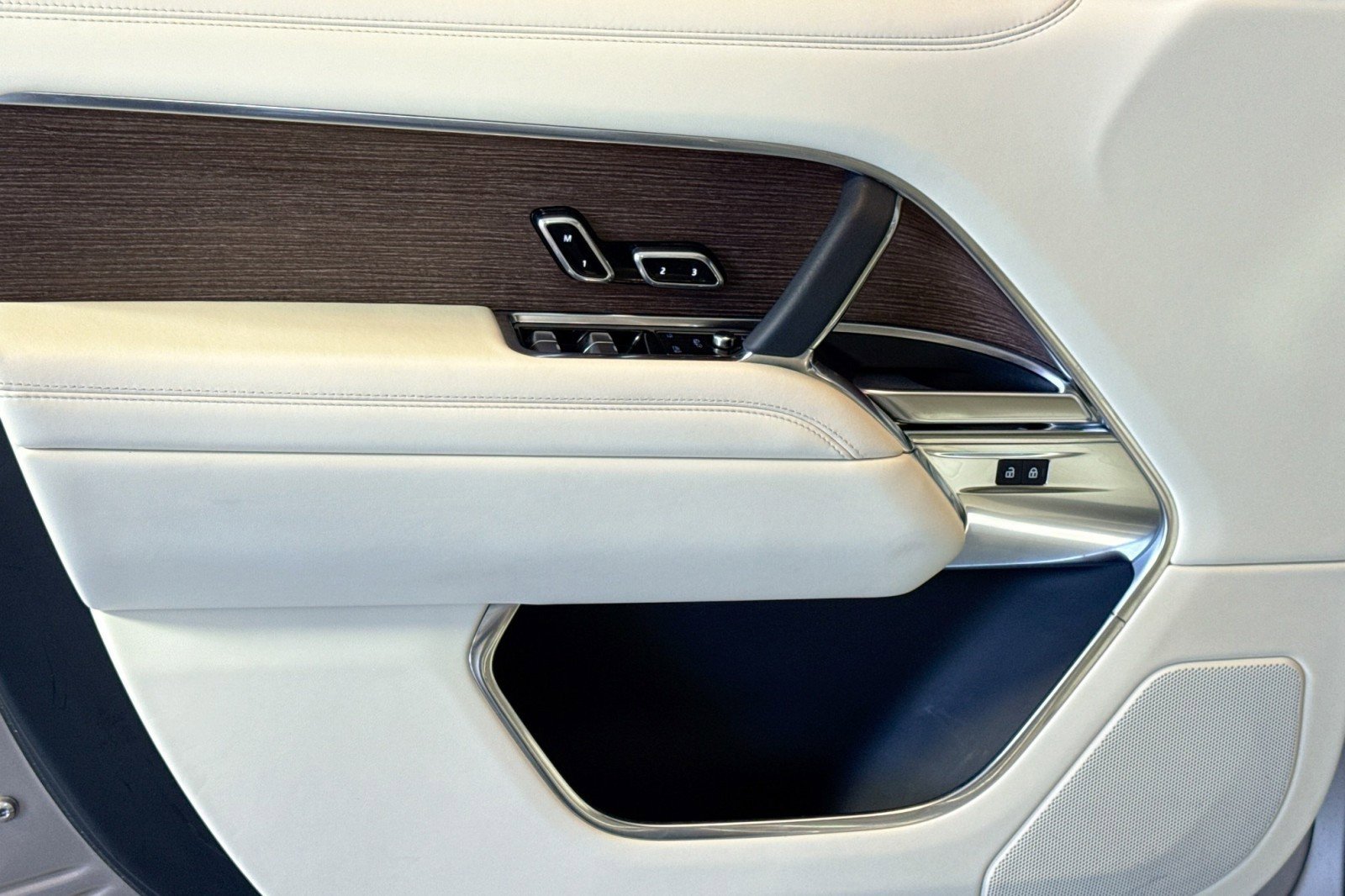 Used 2023 Land Rover Range Rover SE image 16