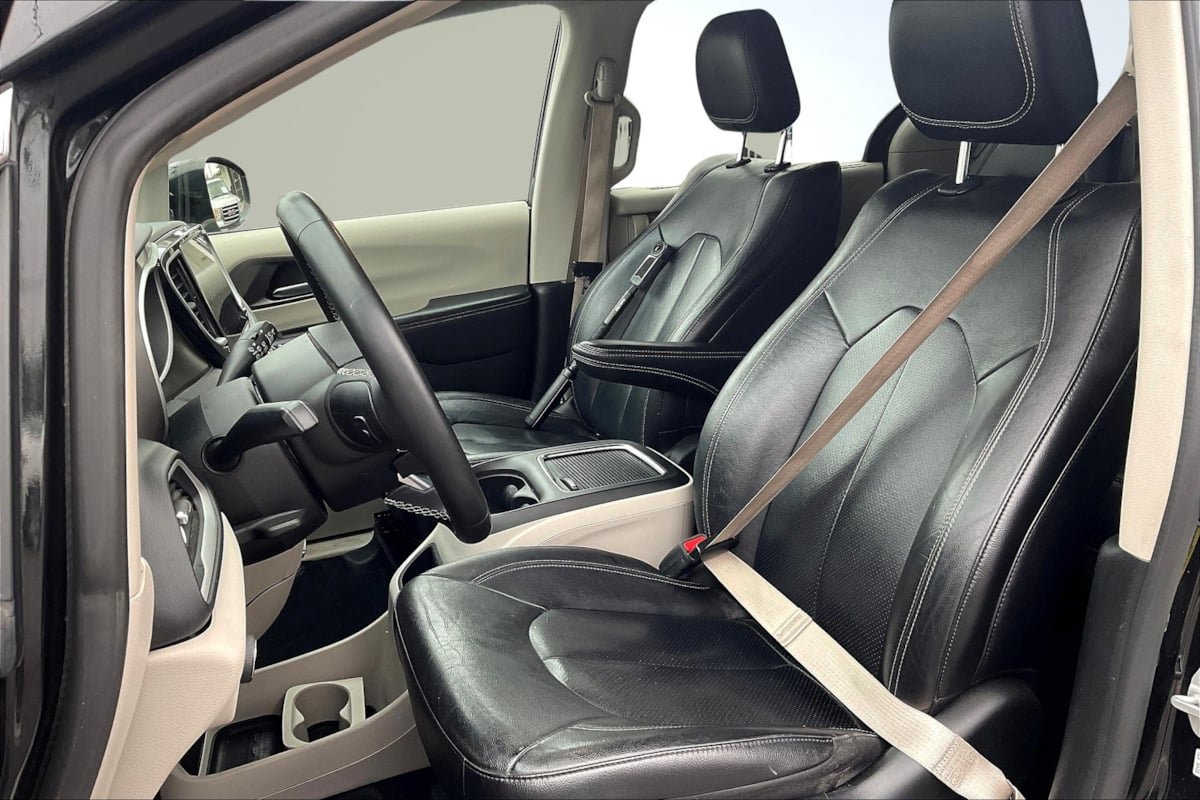 Used 2022 Chrysler Pacifica Touring-L FWD image 25