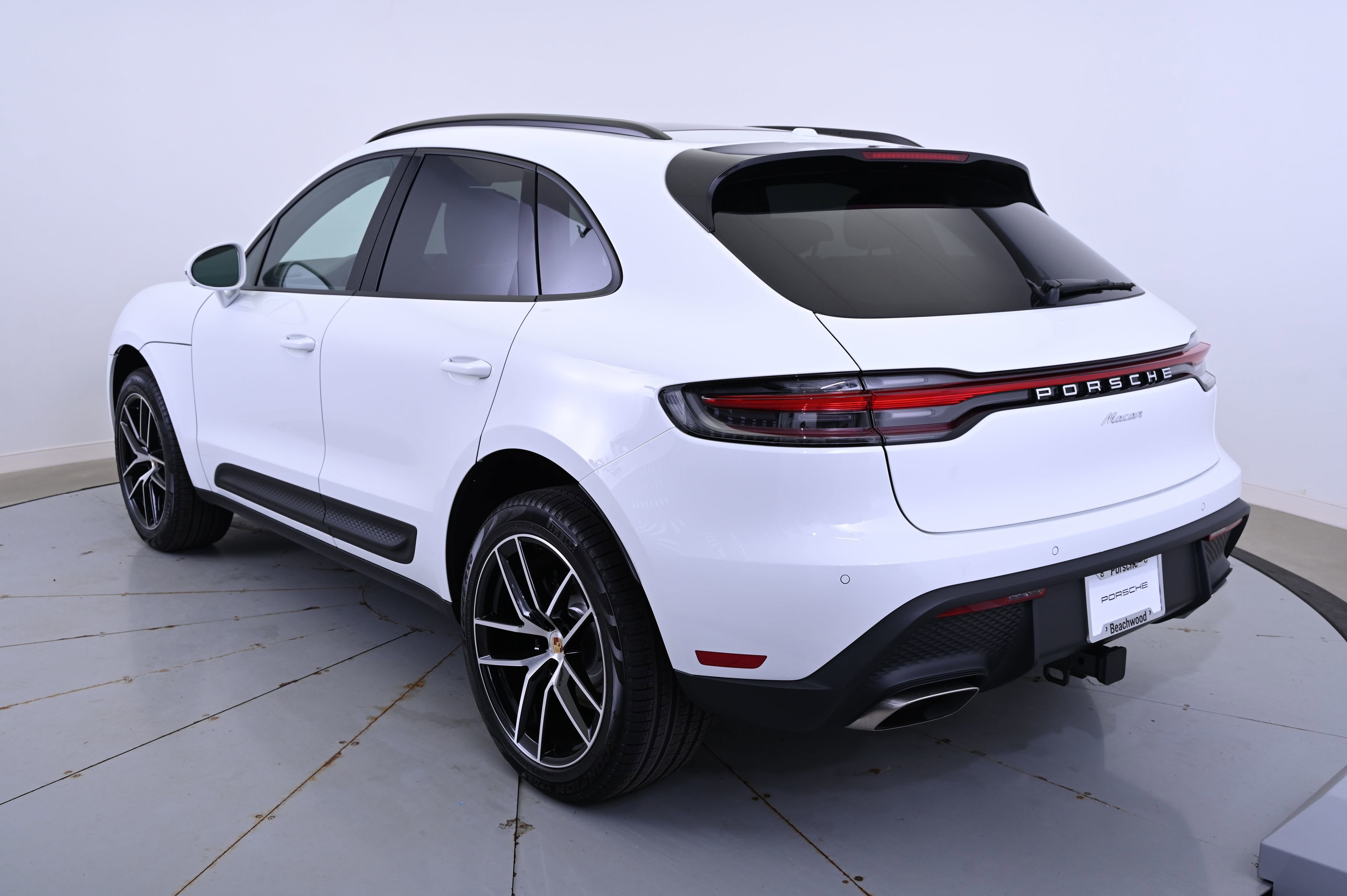 Certified 2025 Porsche Macan image 3