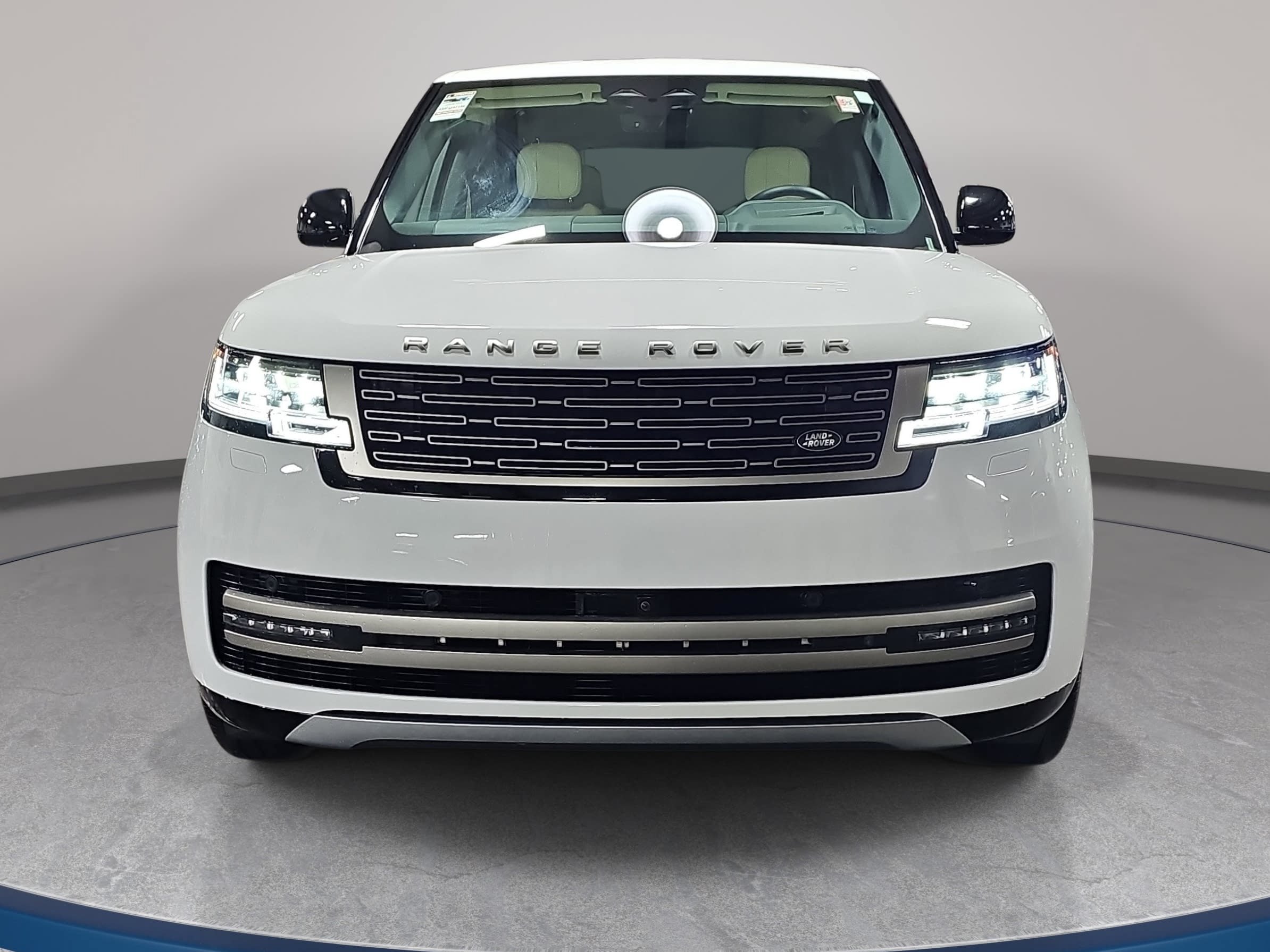 Used 2025 Land Rover Range Rover SE AWD/4WD image 2