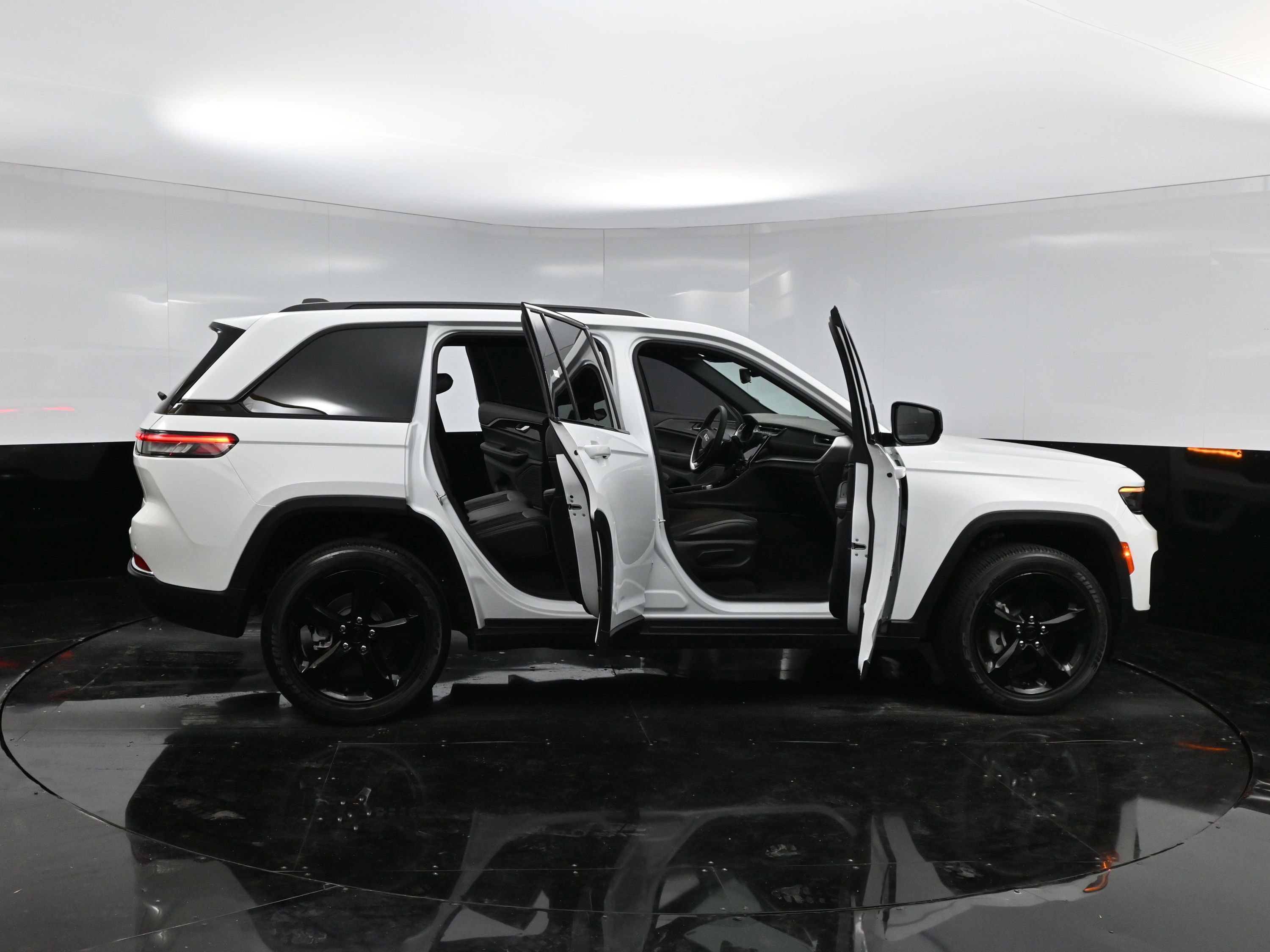 Used 2023 Jeep Grand Cherokee Altitude image 41