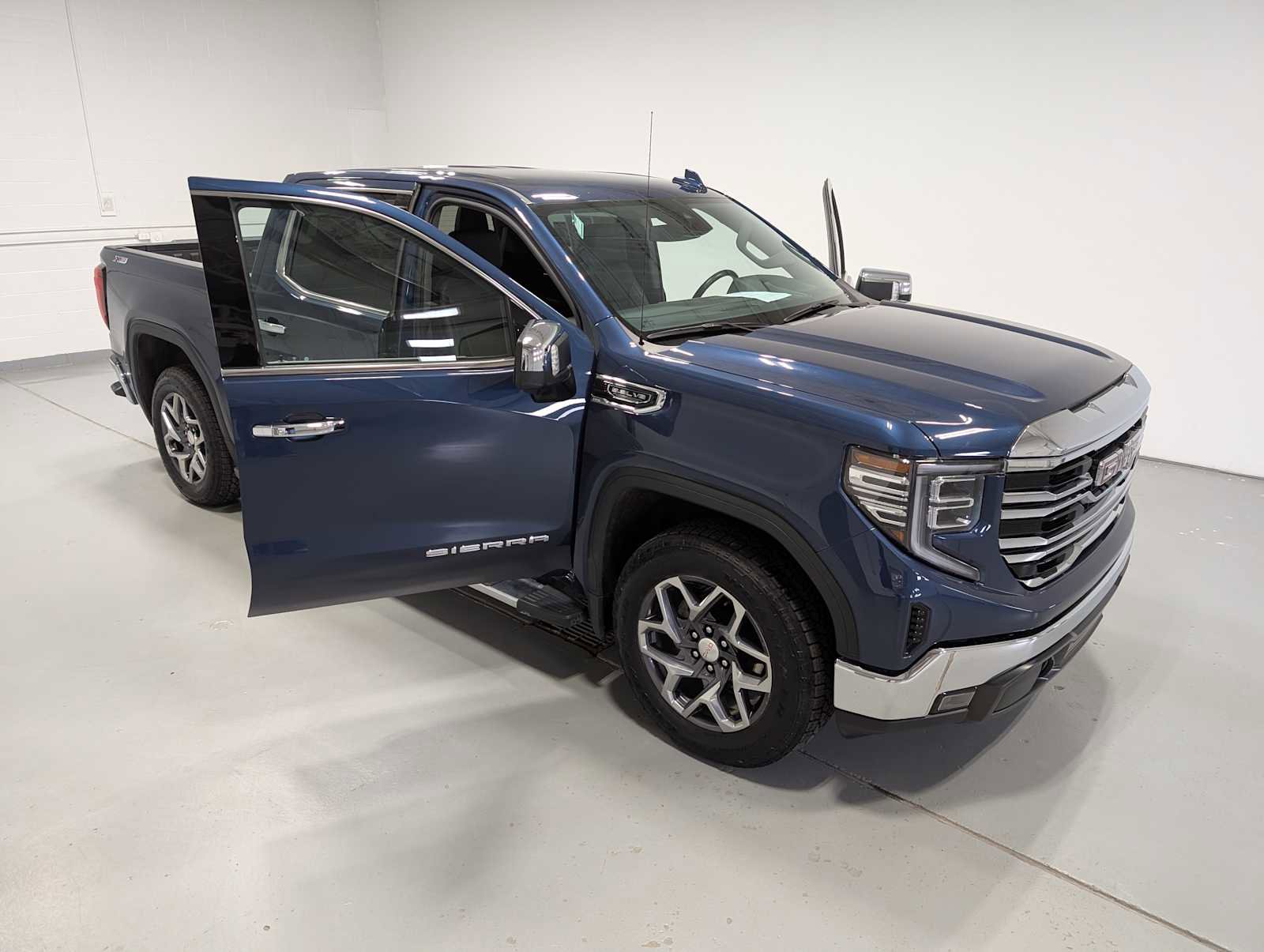 Certified 2022 GMC Sierra 1500 SLT AWD/4WD image 14