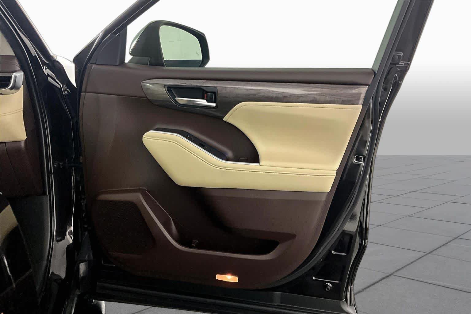 Used 2020 Toyota Highlander Limited FWD image 22