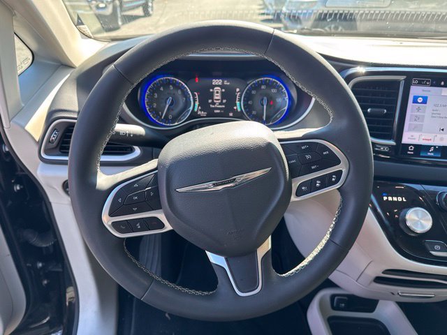 Used 2023 Chrysler Pacifica Touring-L FWD image 17