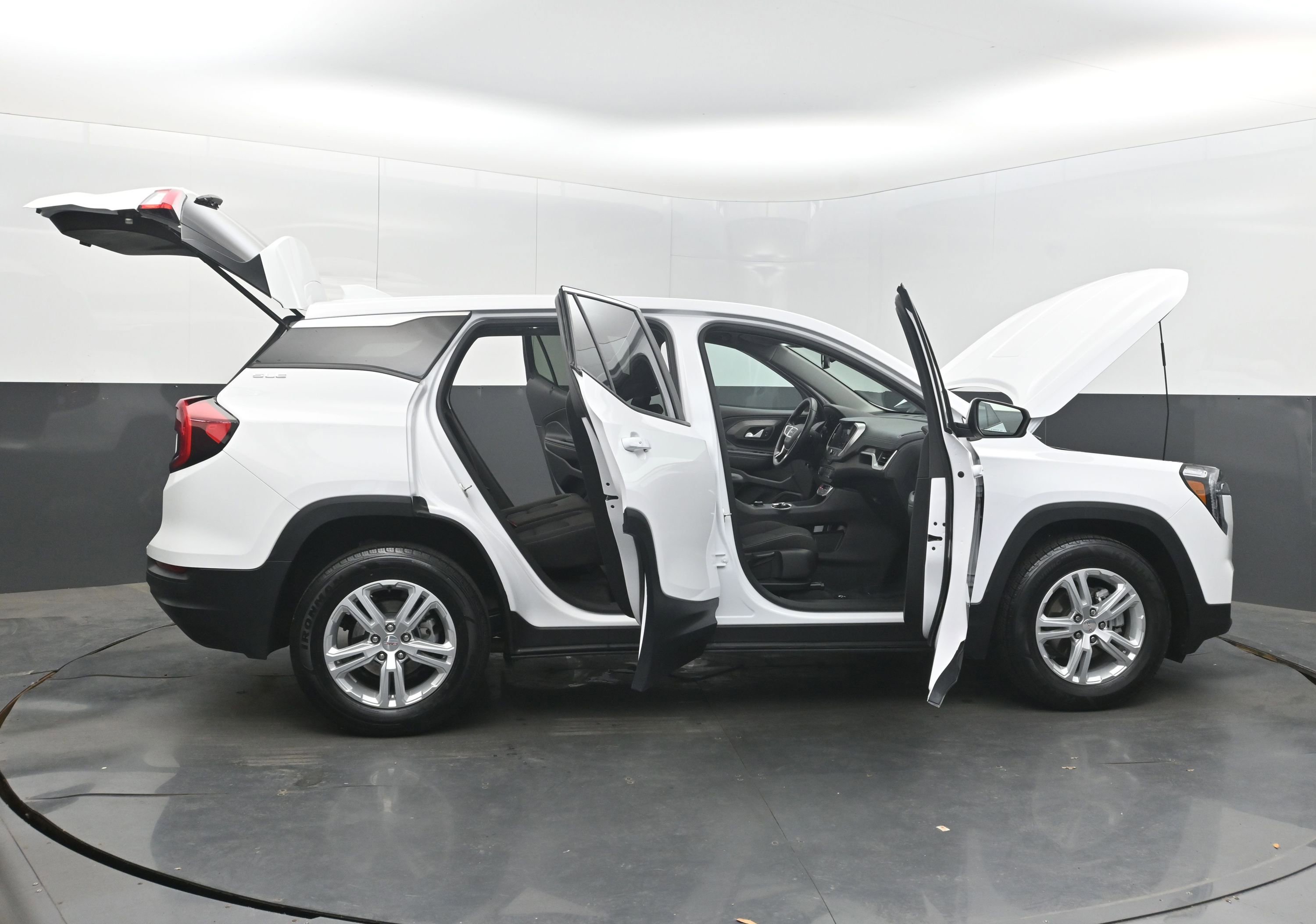 Used 2024 GMC Terrain SLE FWD image 46
