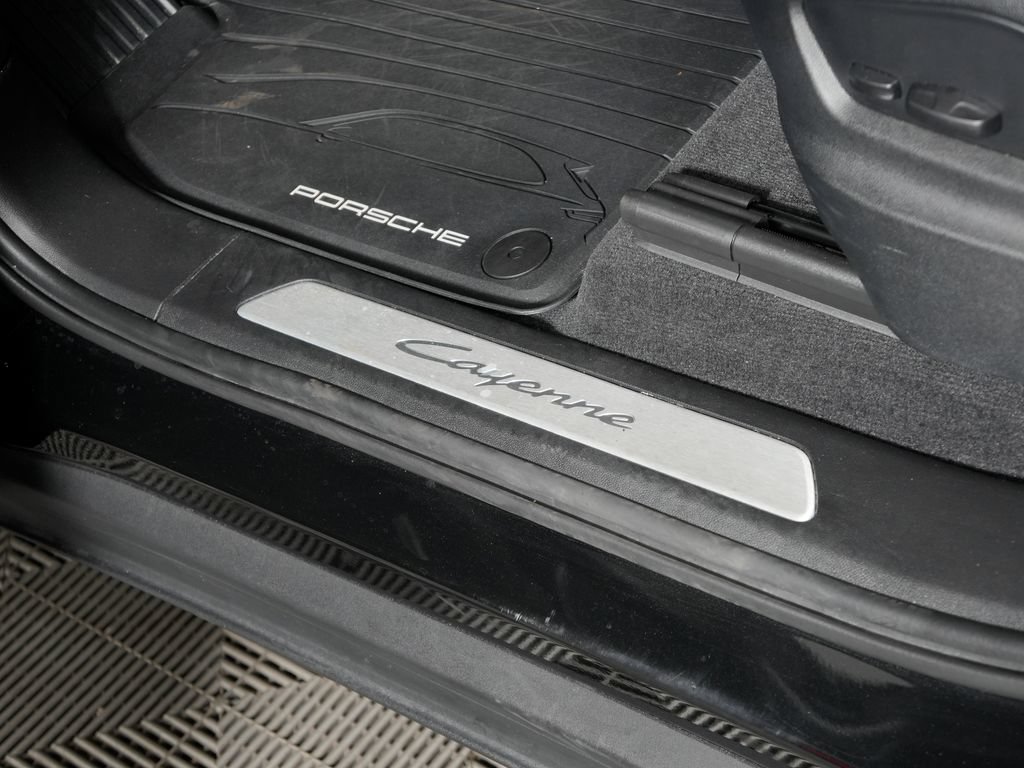 Certified 2024 Porsche Cayenne AWD/4WD image 21