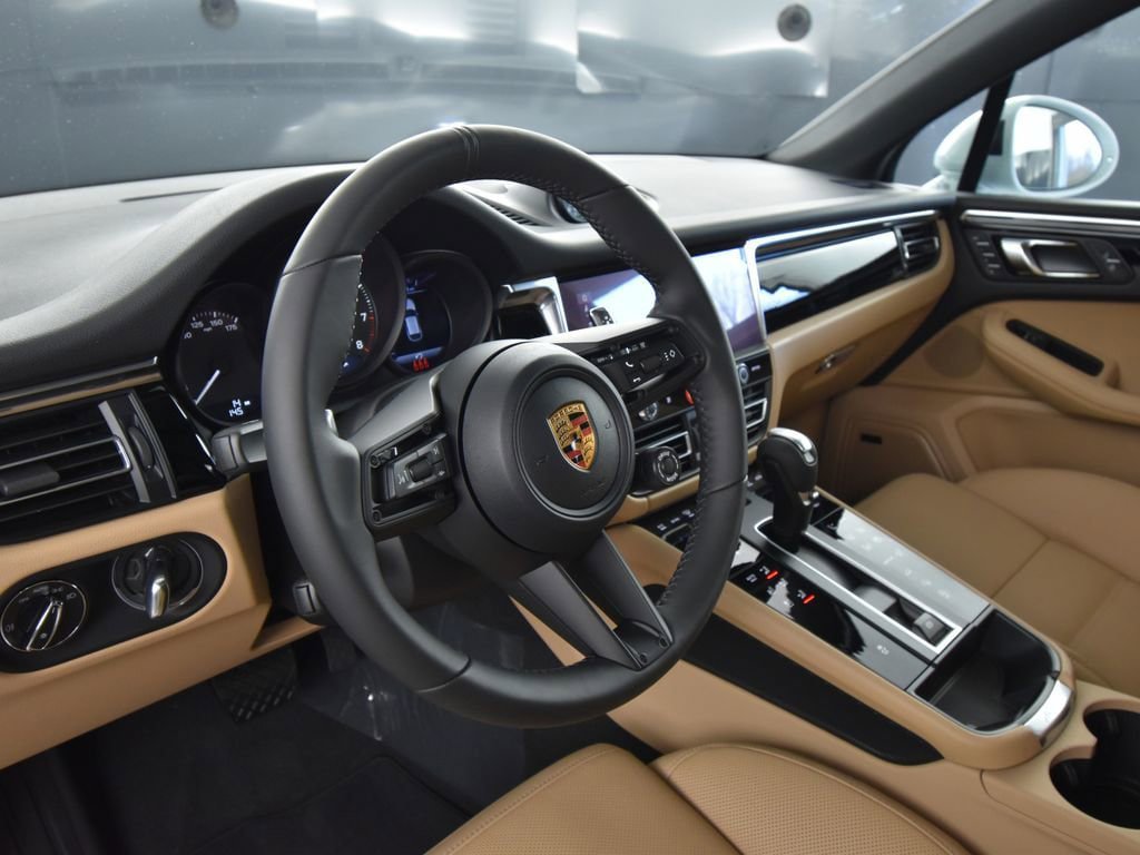 Used 2026 Porsche Macan AWD/4WD image 4