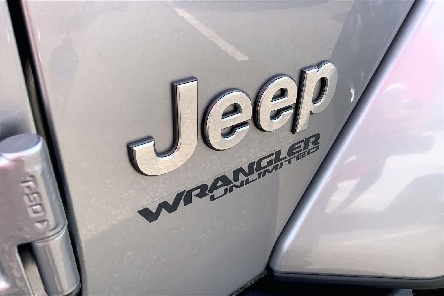 Used 2018 Jeep Wrangler Unlimited Sahara w/ Dual Top Group AWD/4WD image 10