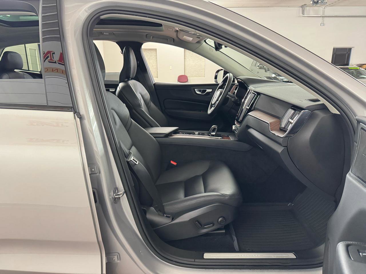 Used 2023 Volvo XC60 T8 Plus w/ Climate Package image 43