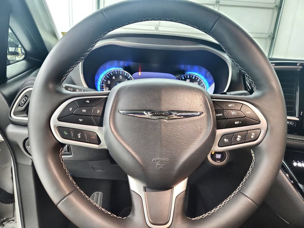 Used 2025 Chrysler Pacifica Select AWD/4WD image 25