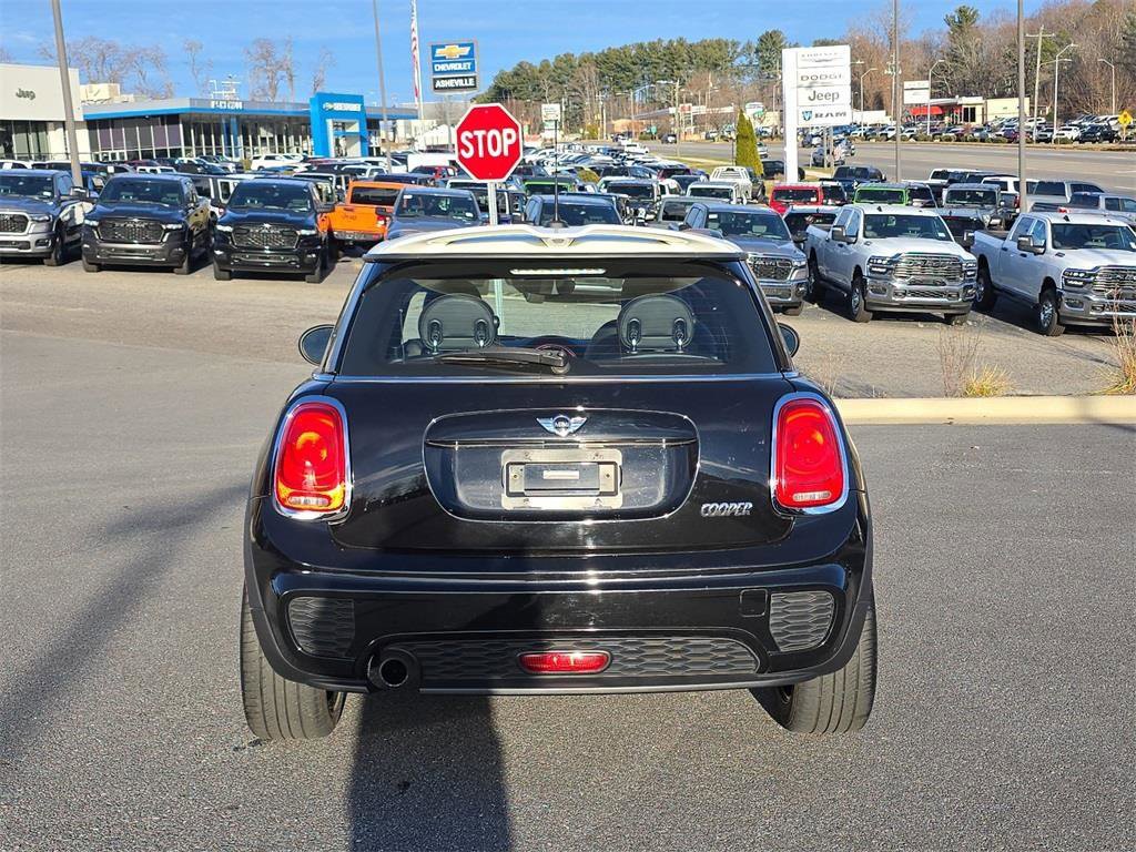 Used 2017 MINI Cooper 2-Door Hardtop image 4