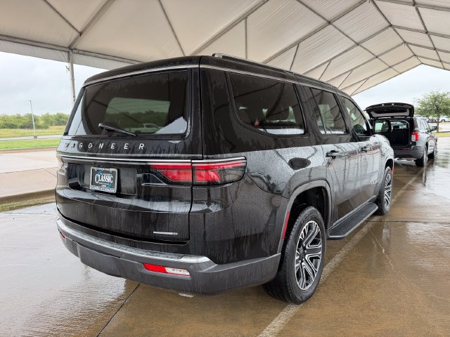 Used 2022 Jeep Wagoneer Series III AWD/4WD image 3