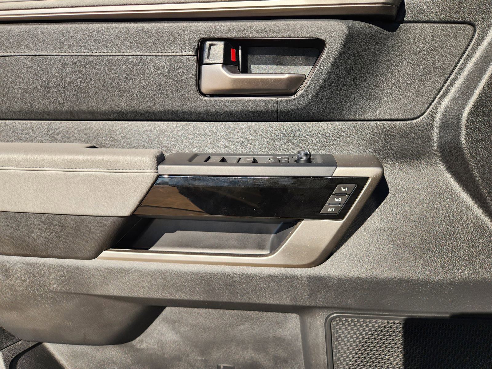 Used 2025 Toyota Tundra Limited image 23