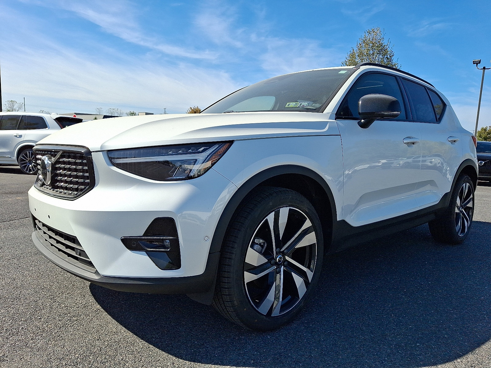 Used 2023 Volvo XC40 B5 Plus w/ Driver Assist Package image 3