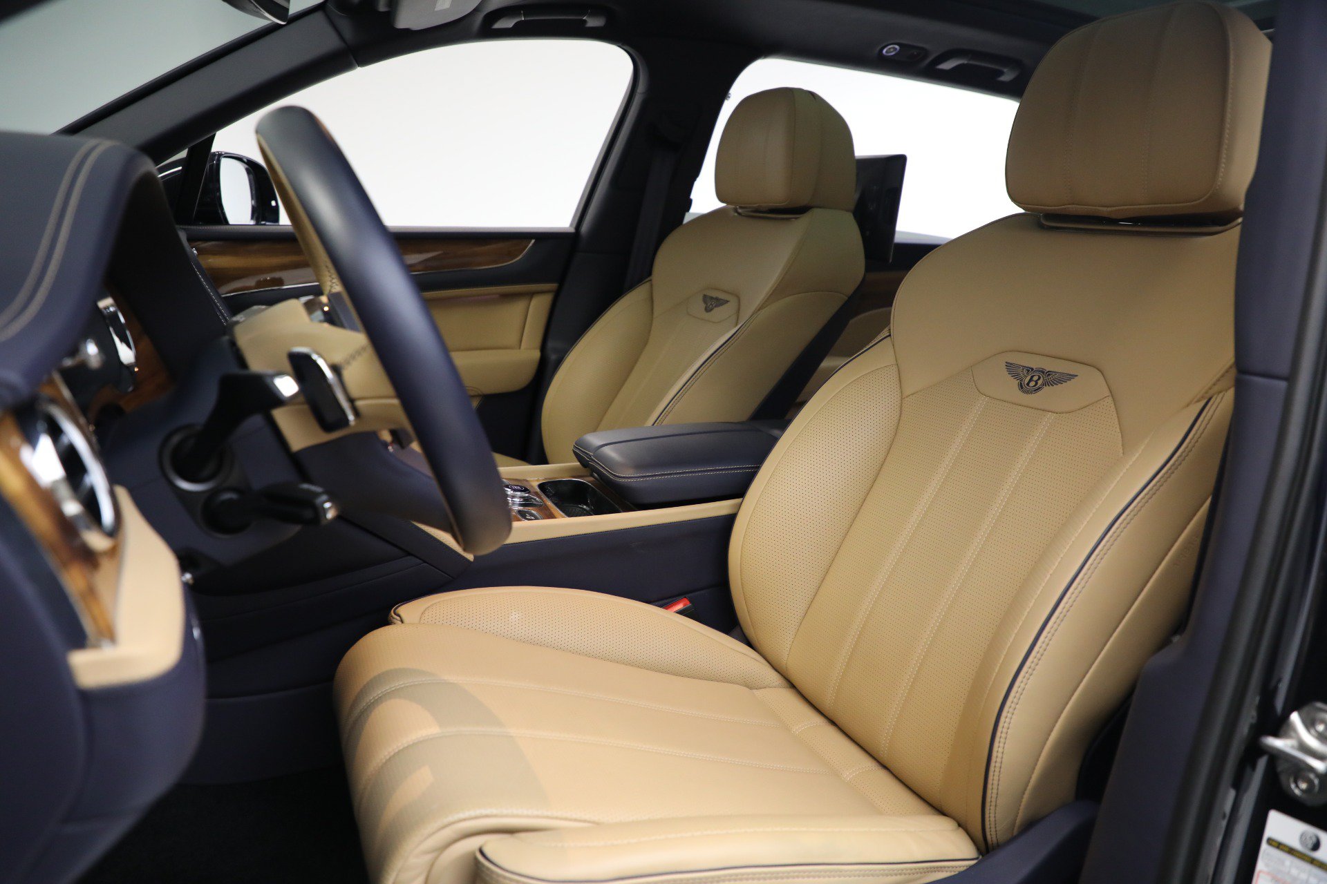 Certified 2024 Bentley Bentayga Extended Wheelbase AWD/4WD image 20