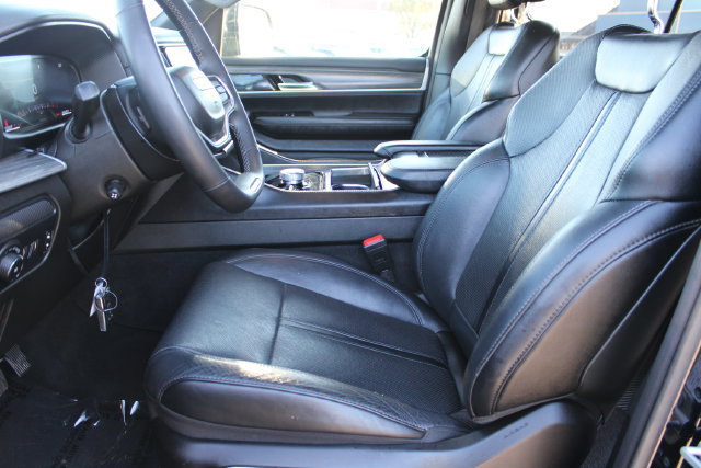 Used 2024 Jeep Wagoneer L Series II AWD/4WD image 42