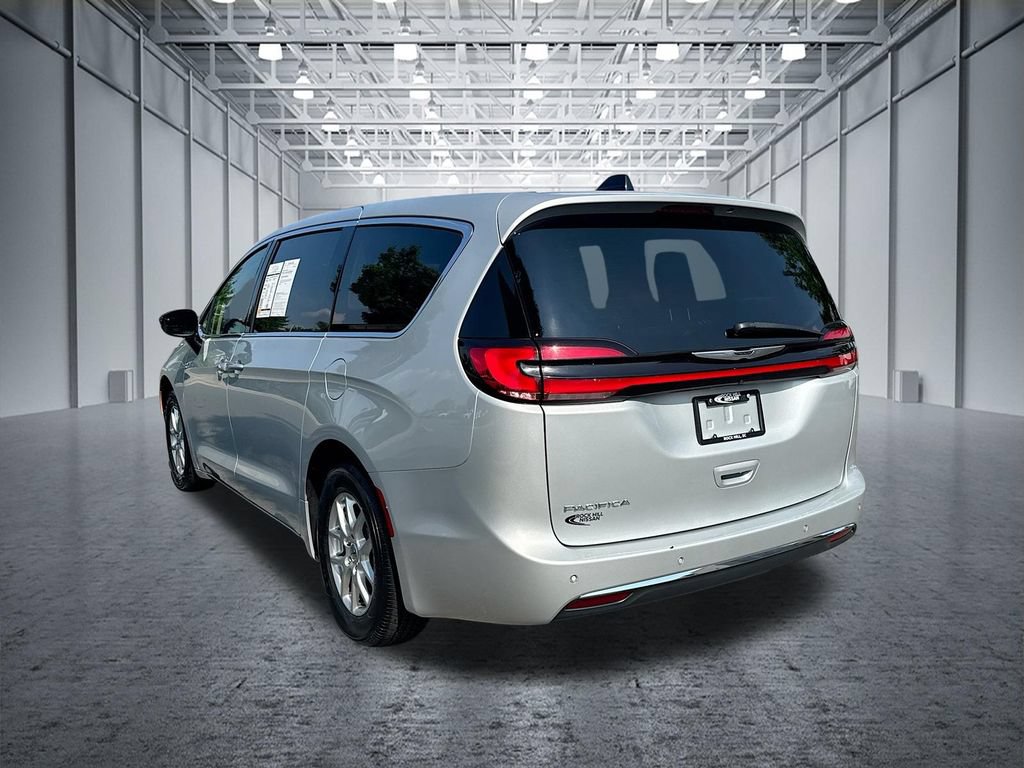 Used 2024 Chrysler Pacifica Touring-L FWD image 6