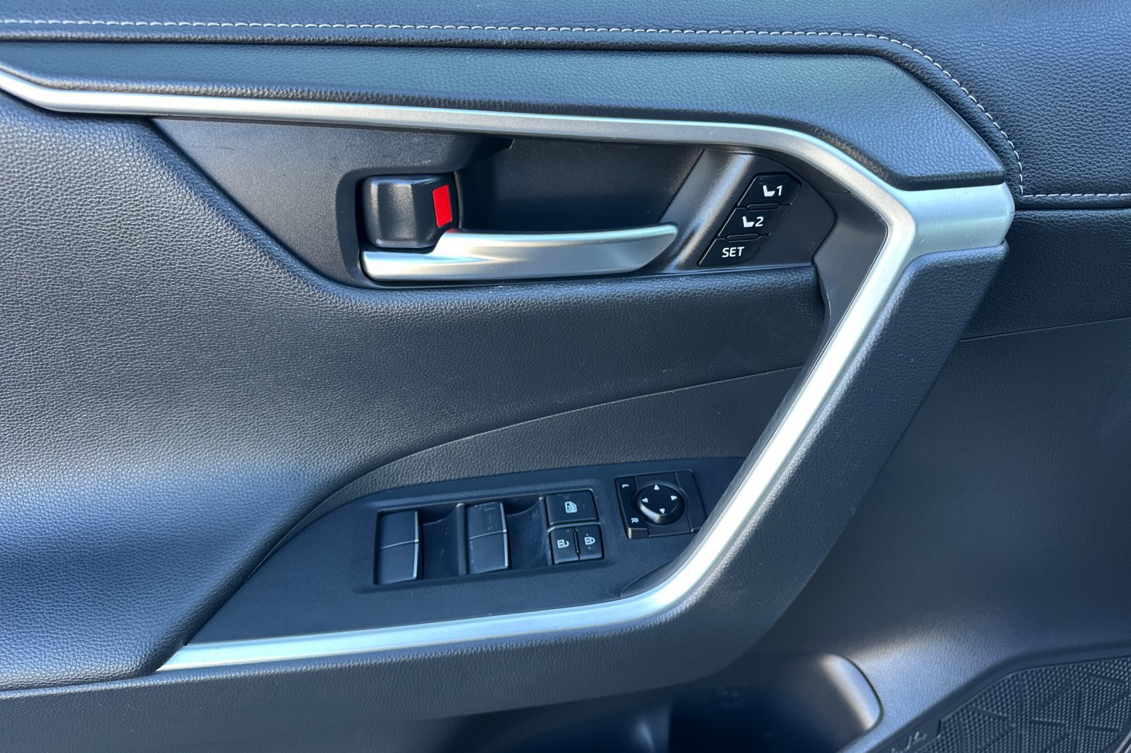 Used 2019 Toyota RAV4 Limited w/ Advanced Technology Package AWD/4WD image 10