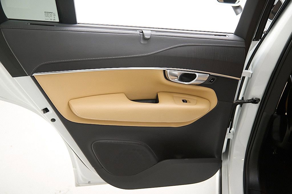 Certified 2024 Volvo XC90 T8 Ultimate w/ Protection Package image 20