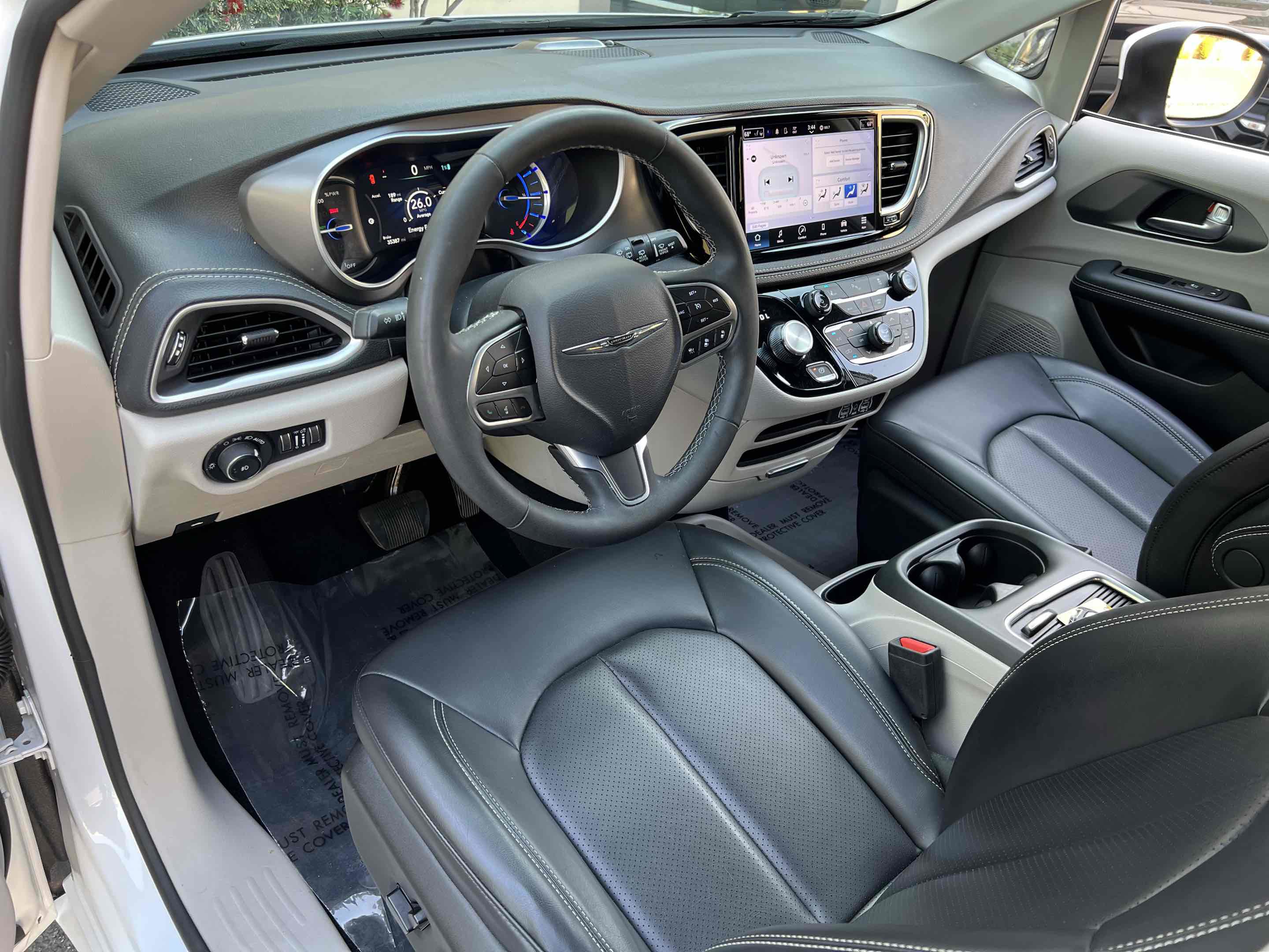 Used 2023 Chrysler Pacifica Touring-L FWD image 3