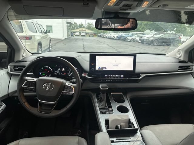 Used 2025 Toyota Sienna XLE w/ XLE Plus Package FWD image 11