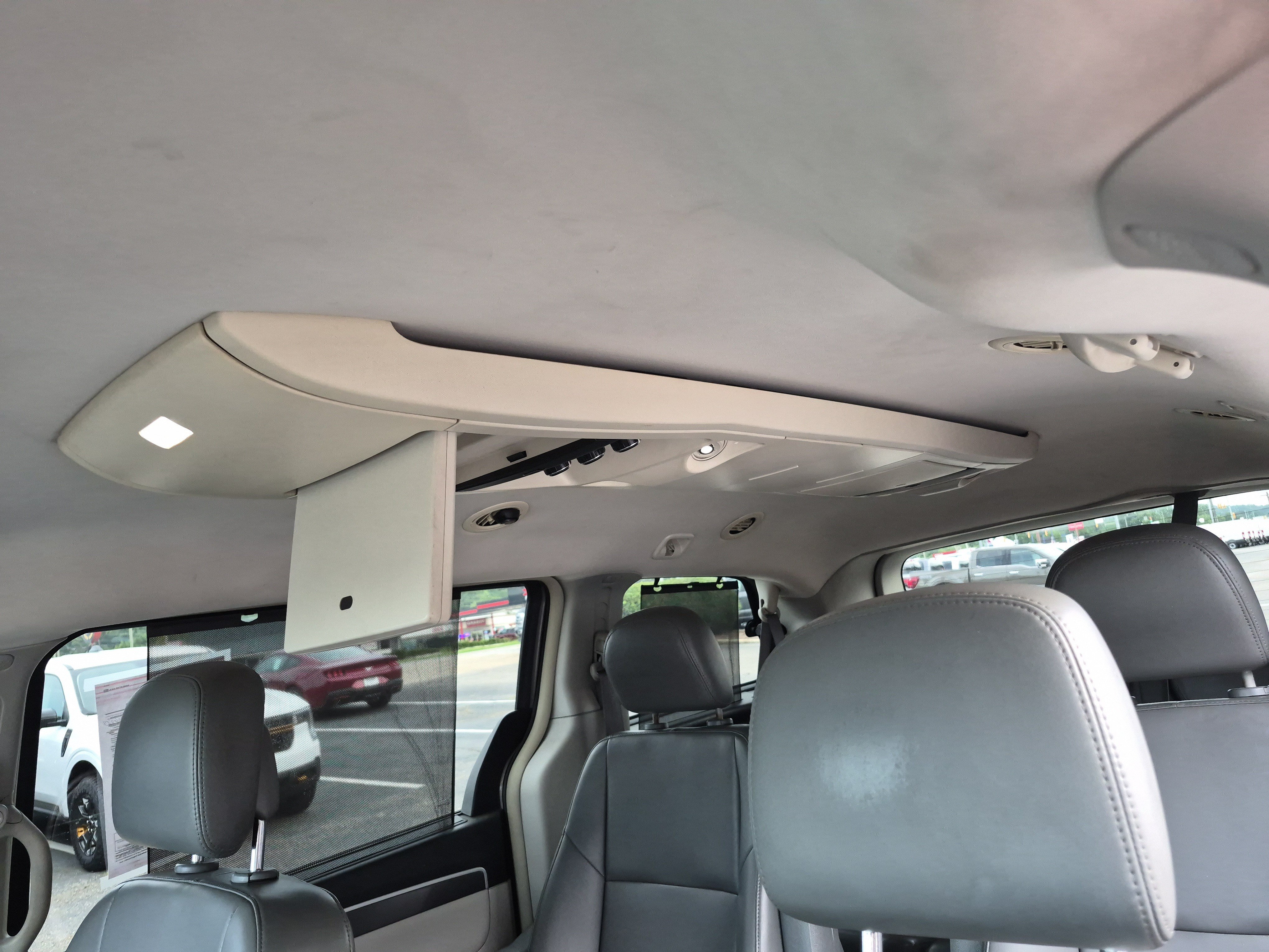 Used 2010 Volkswagen Routan SE FWD image 17