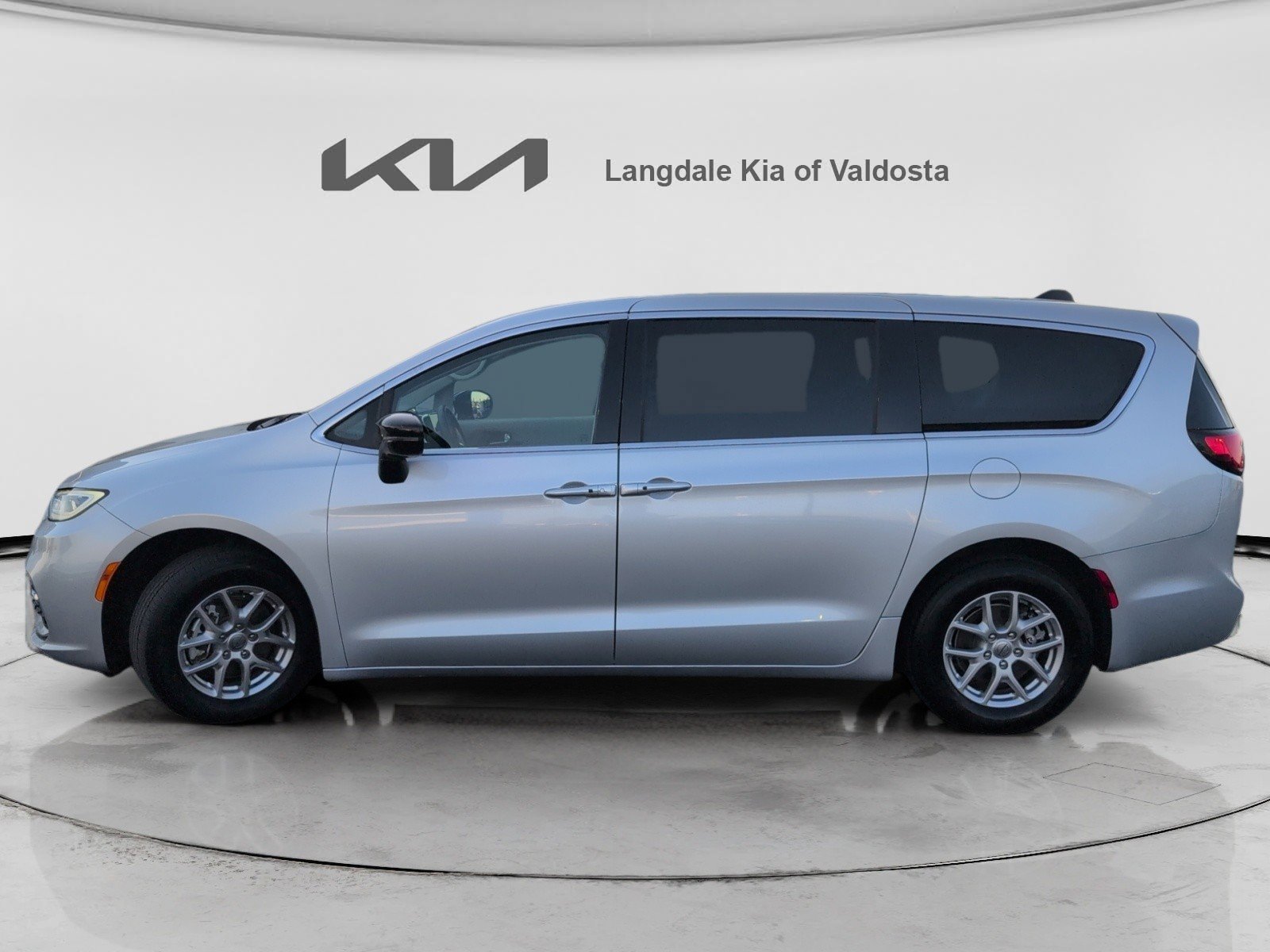 Used 2024 Chrysler Pacifica Touring-L image 10