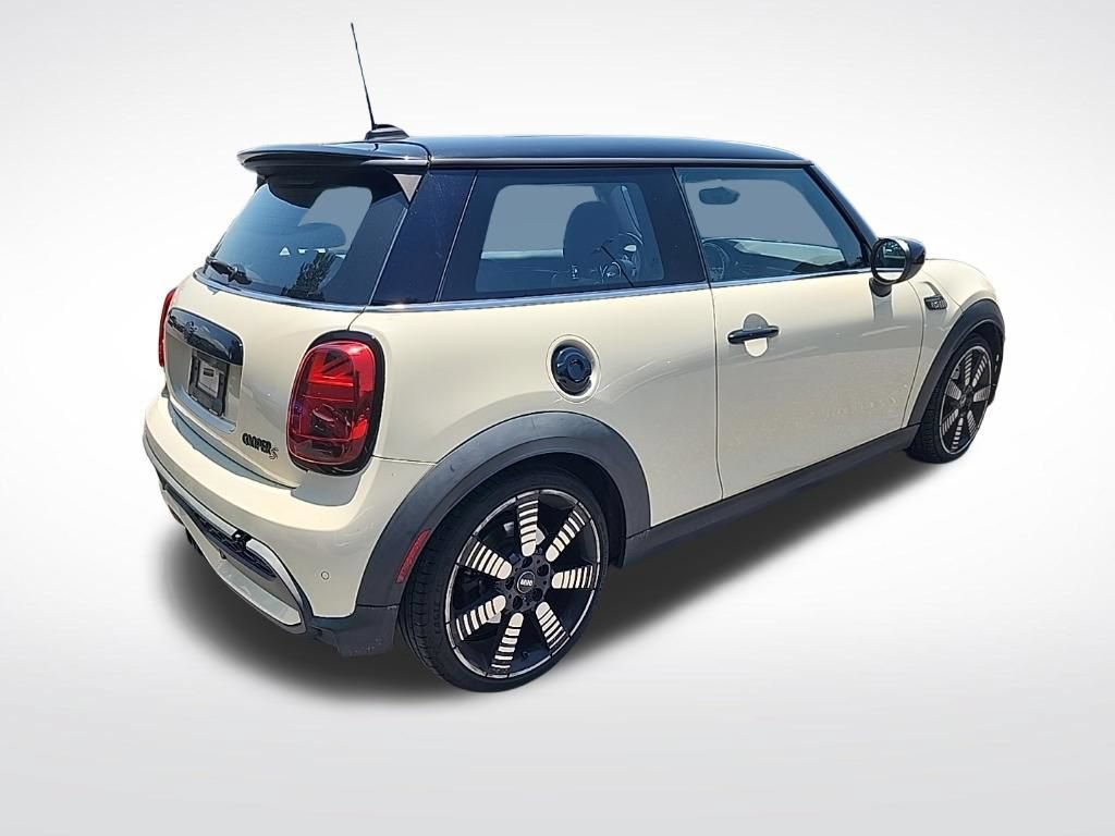 Used 2022 MINI Cooper S w/ Driver Assistance Package FWD image 4