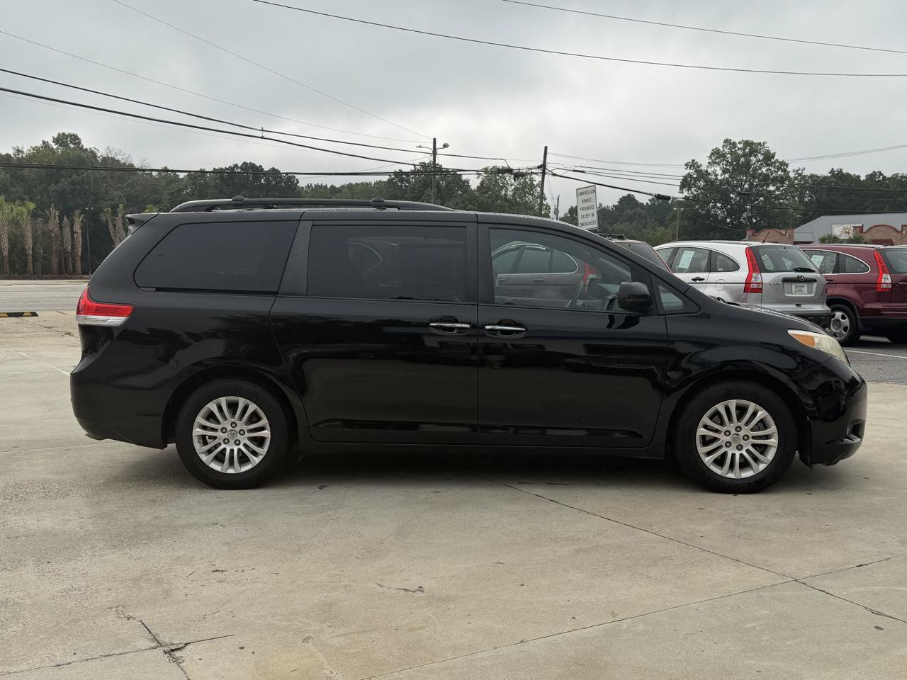 Used 2011 Toyota Sienna XLE w/ Premium Pkg FWD image 4