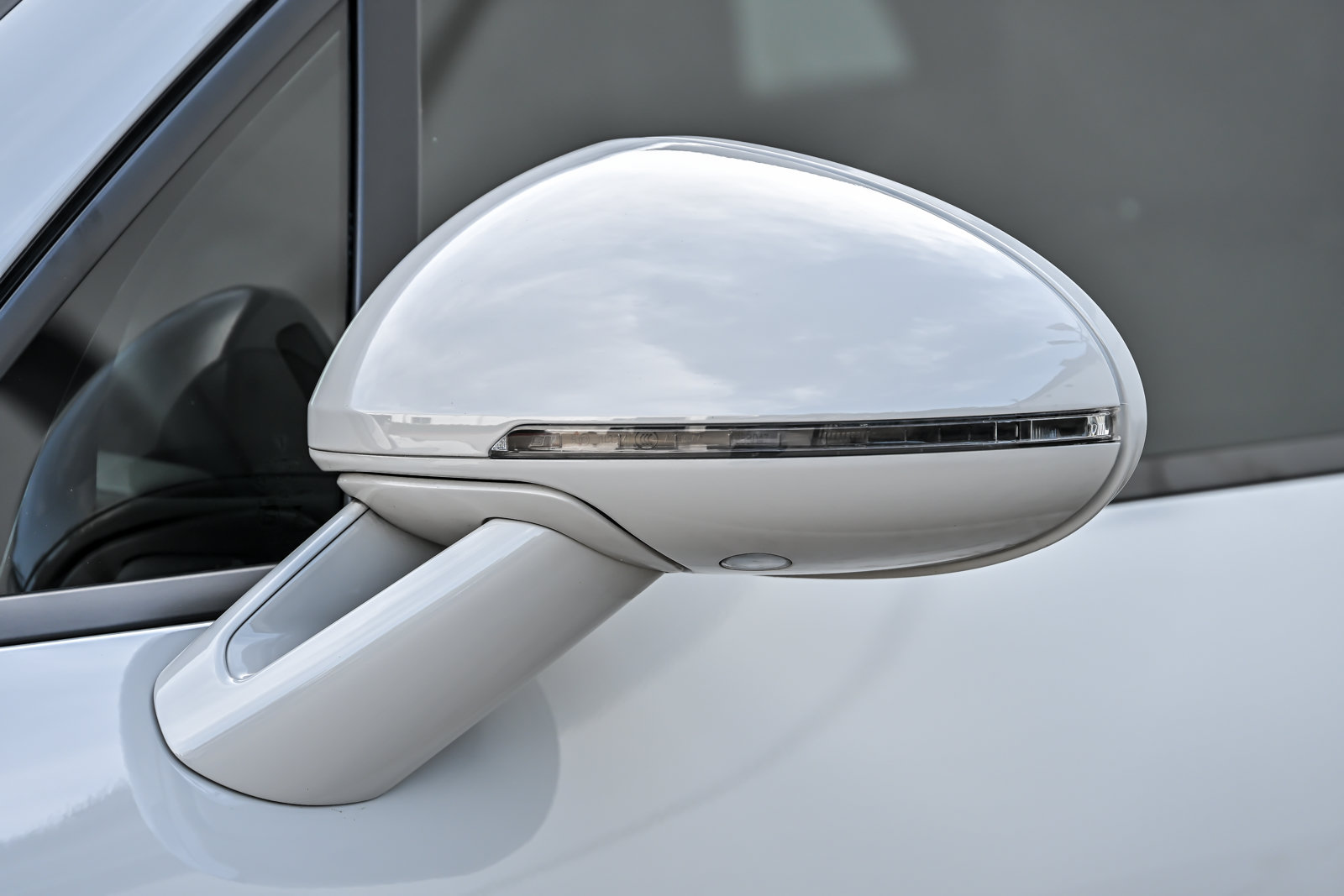 Used 2025 Porsche Macan w/ Premium Package Plus AWD/4WD image 9
