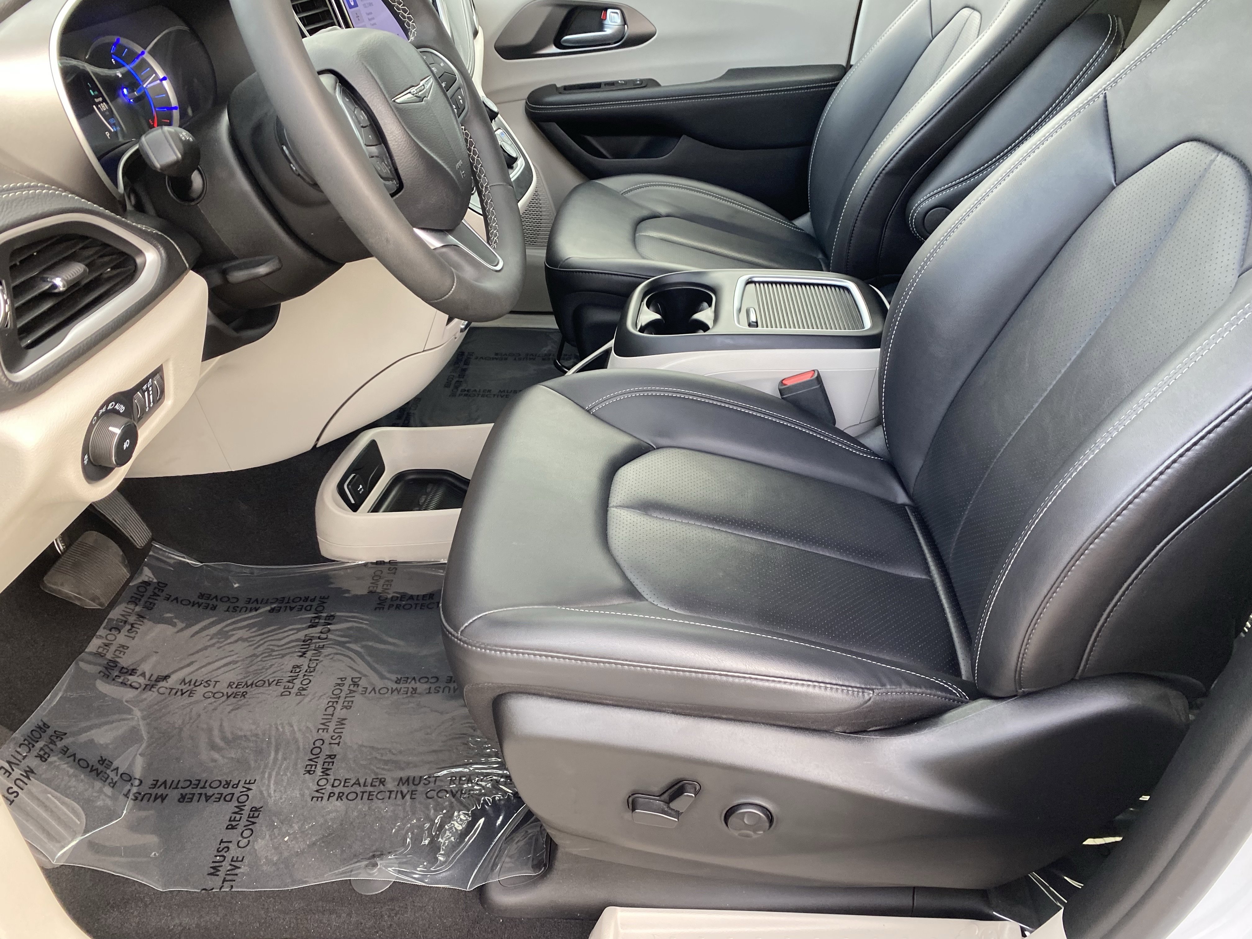 Used 2024 Chrysler Pacifica Select image 16