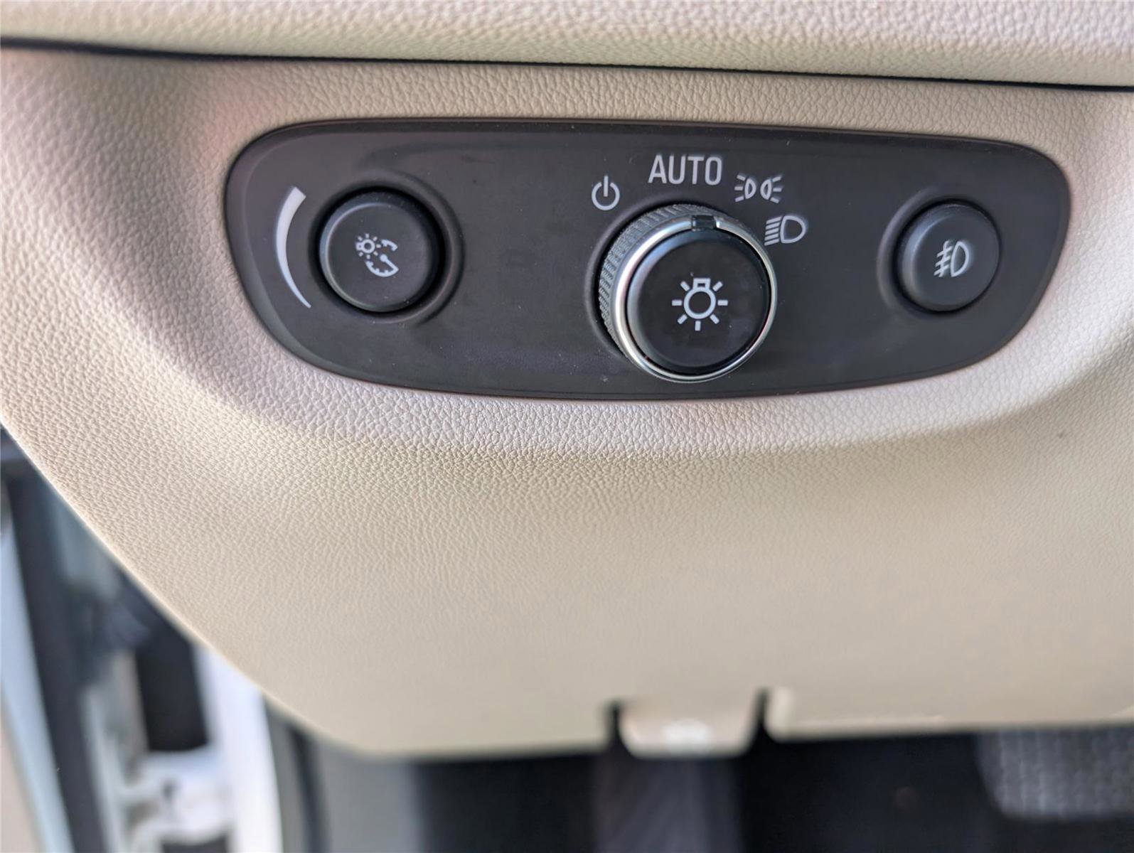 Used 2018 Buick Regal Essence w/ Driver Confidence Package #1 image 16