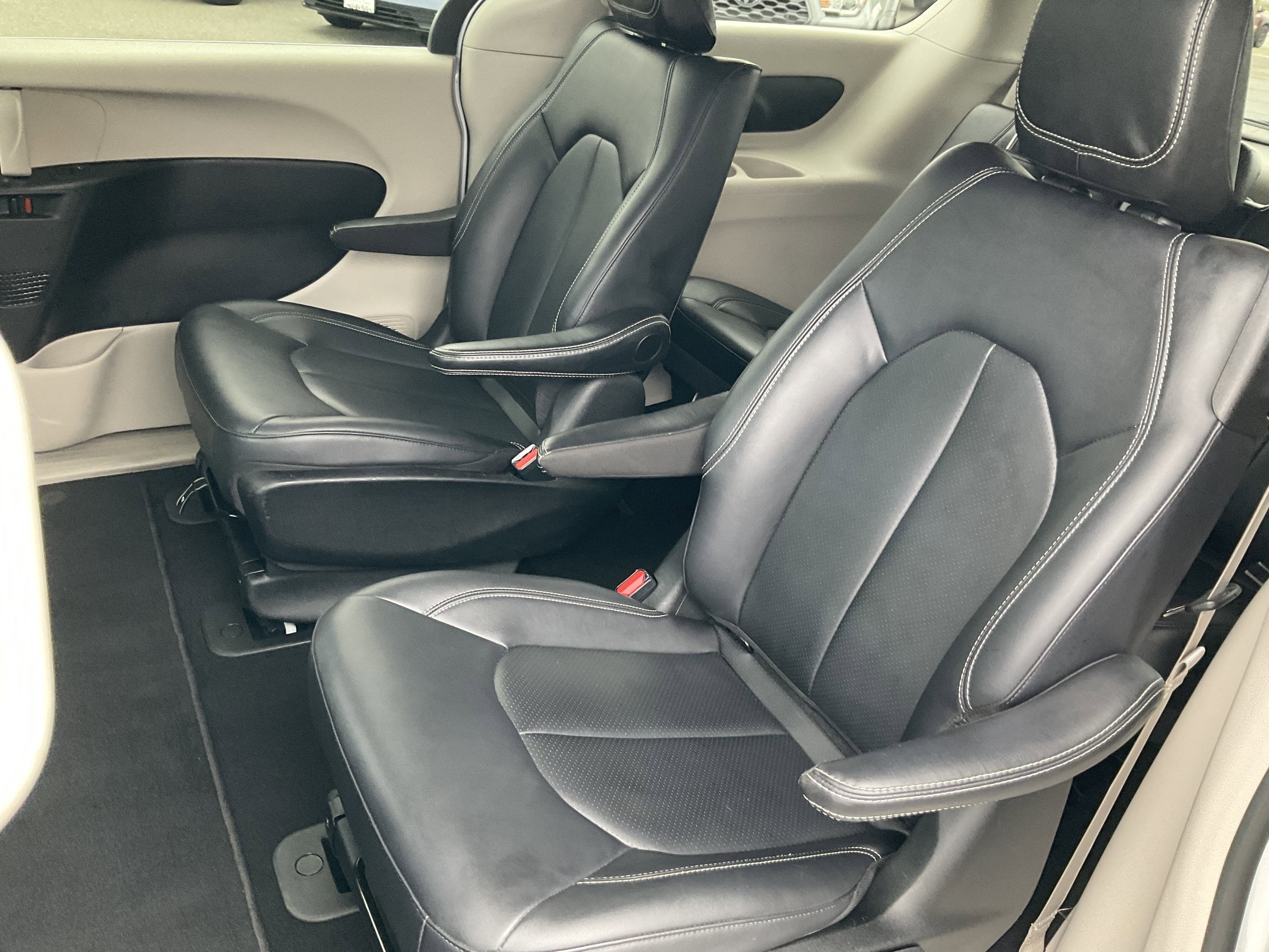 Used 2024 Chrysler Pacifica Select FWD image 38