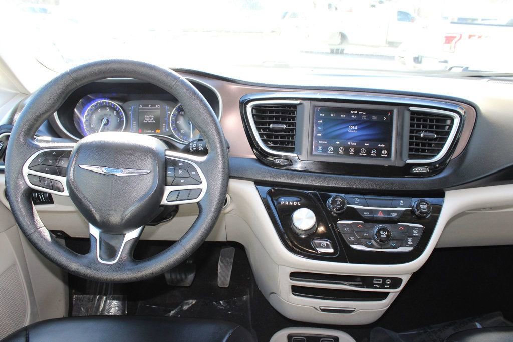 Used 2020 Chrysler Voyager Lxi image 9