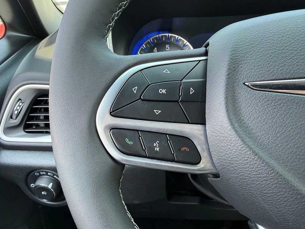Used 2026 Chrysler Pacifica Select FWD image 25