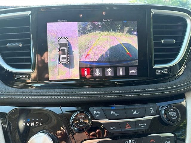 Used 2023 Chrysler Pacifica Limited FWD image 16